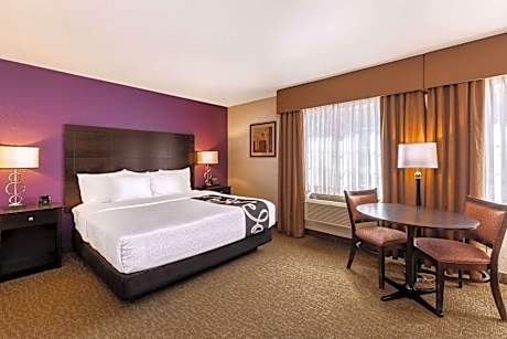 Deluxe King Room with Kitchenette - Non-Smoking