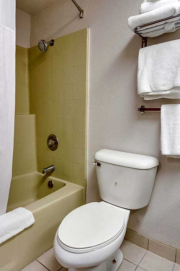 Days Inn & Suites by Wyndham Fullerton