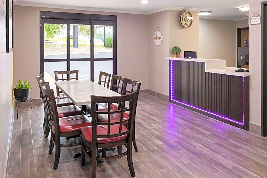 Super 8 by Wyndham Burnham/Lewistown