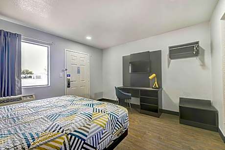 1 Queen Bed | Smoking, Micfridge