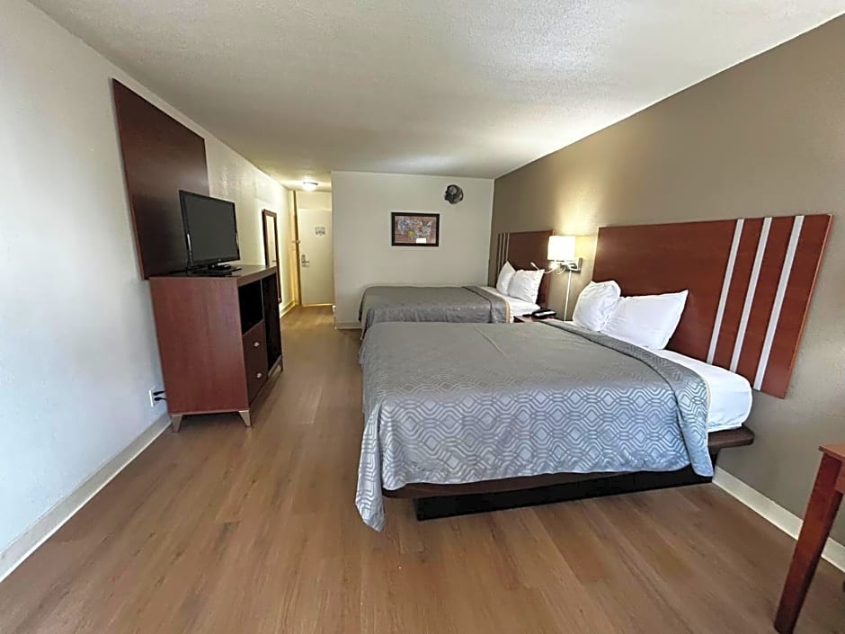Econo Lodge Inn & Suites