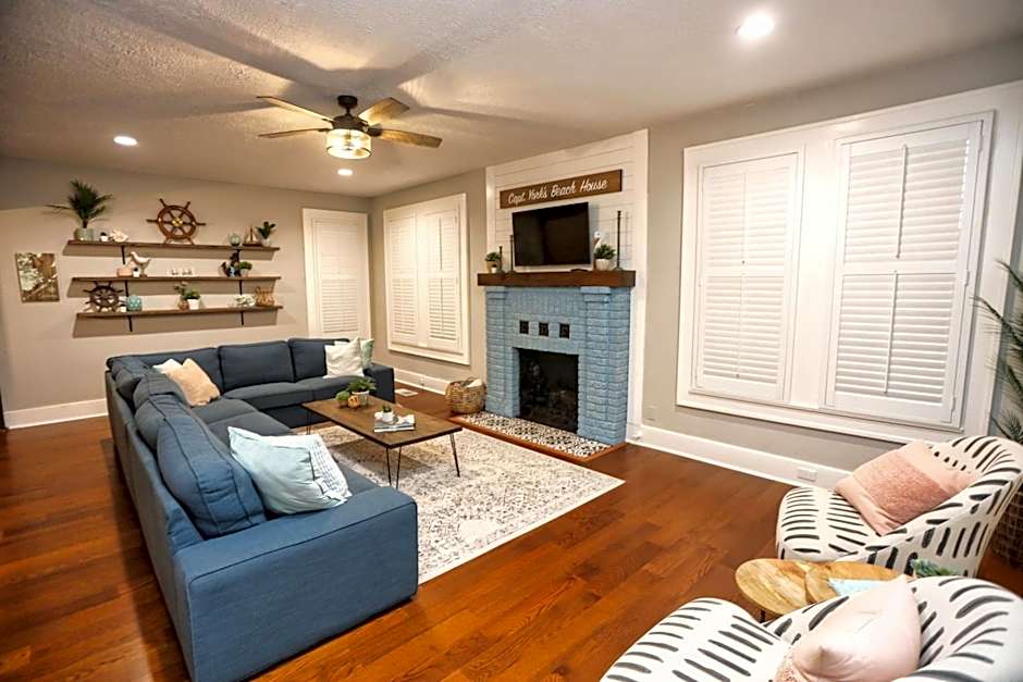 Historic Home Family Friendly Close to Seawall