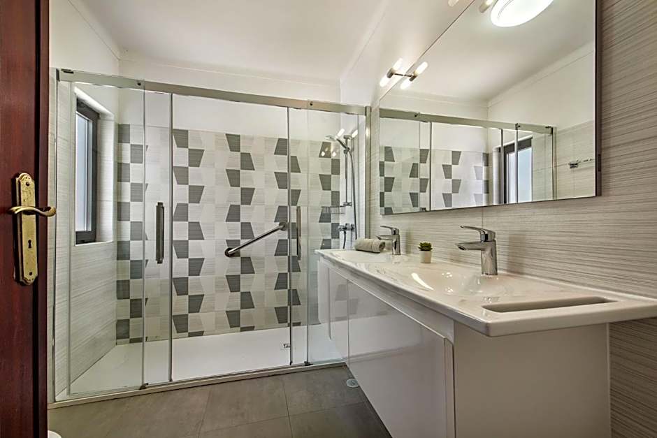 Residential cul-de-sac walking distance to centre, private pool, free AC wifi