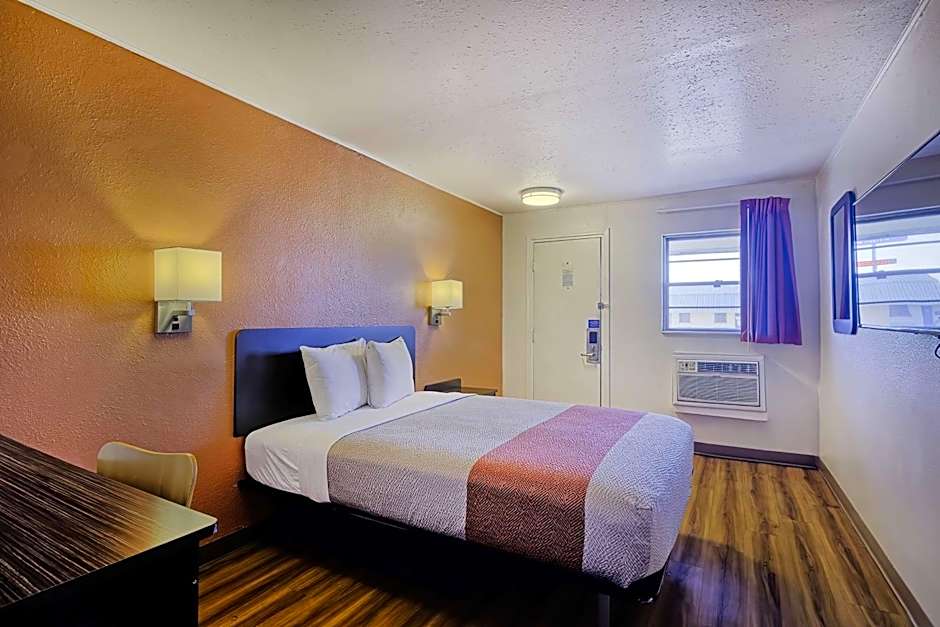Motel 6 Sullivan MO
