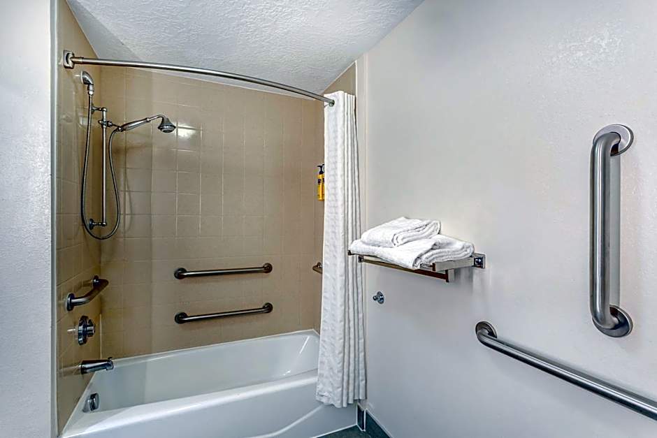 Best Western Plus Airport Inn & Suites