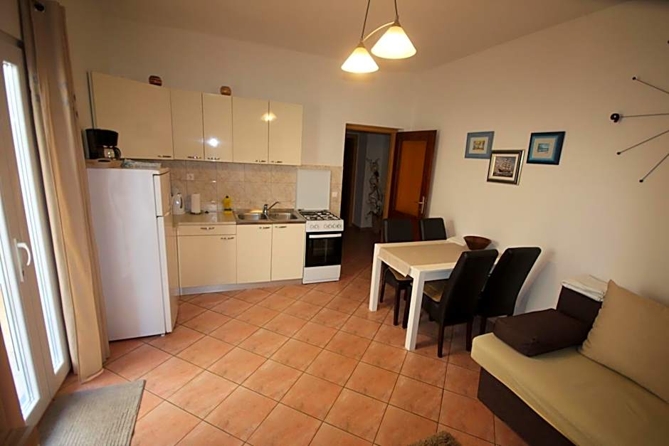 Cosy apartment 5min to beach Mirela Borik