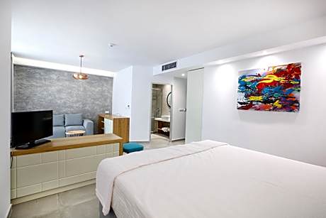 King Suite with Pool View