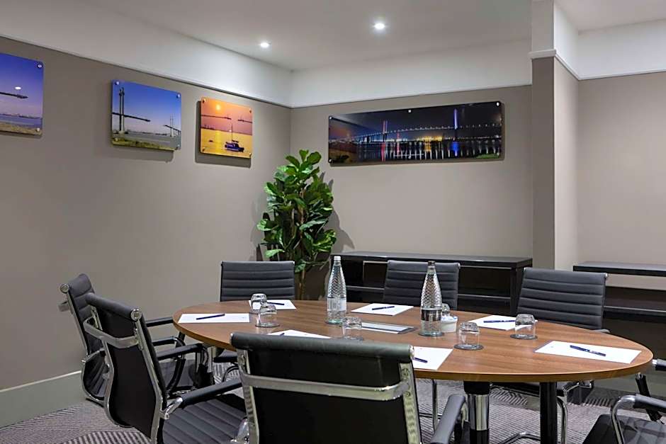 DoubleTree by Hilton Dartford Bridge