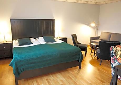 Family Room (2 Adults + 2 Children)