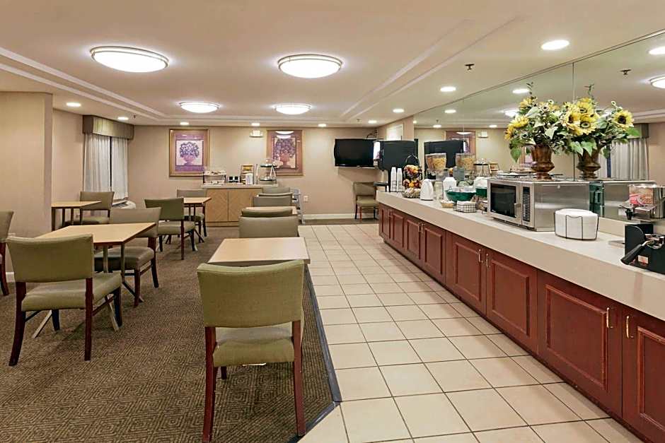 La Quinta Inn & Suites by Wyndham Warwick-Providence Airport