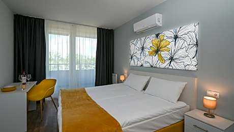 Family Room with Garden View