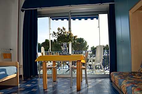 Studio with Balcony and Sea View (3 Adults)