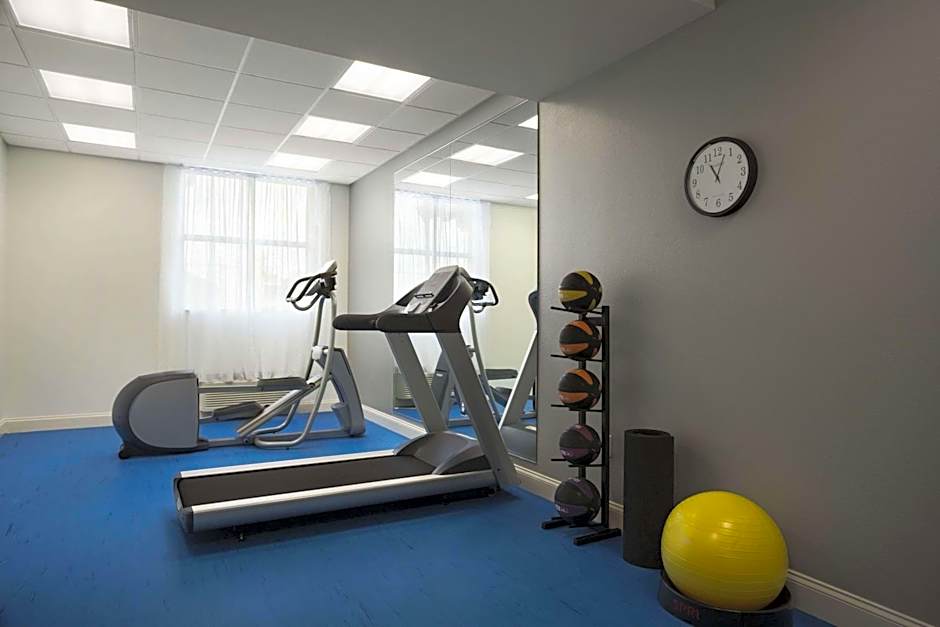 Days Inn & Suites by Wyndham Belmont