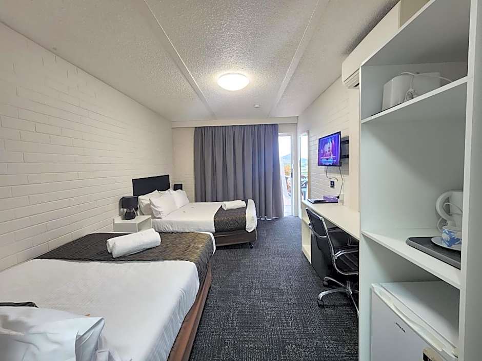 Crest Motor Inn