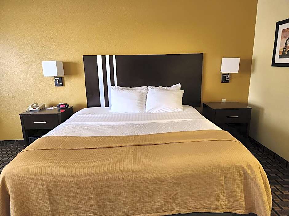 Days Inn & Suites by Wyndham Sam Houston Tollway