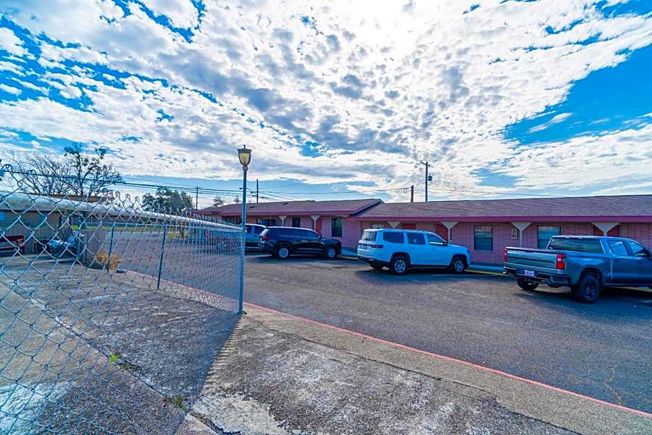 OYO Hotel Beeville -US 181