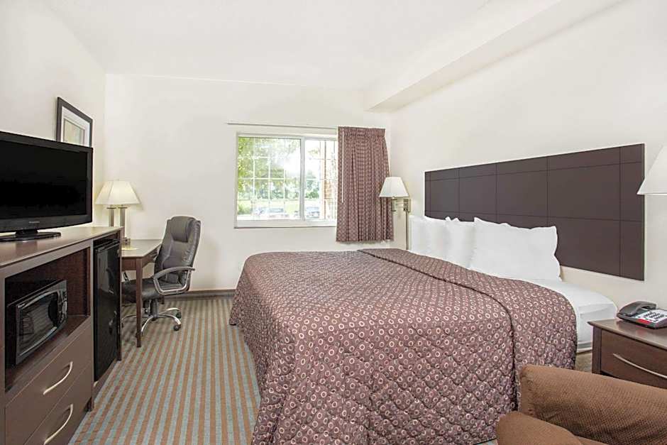 Photo 1 of 4 of 2 Queen Beds