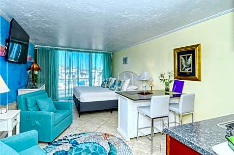 Waterfront Room, Heated Pool, Tiki Bar & Grill