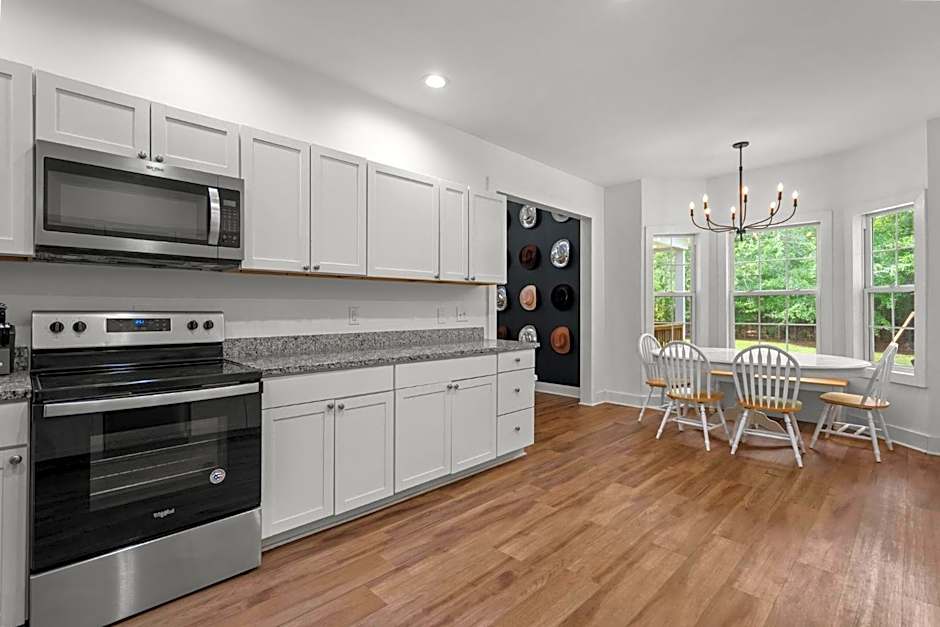 Grandma's Farm on 6 acres with Lighted Barn and River Access