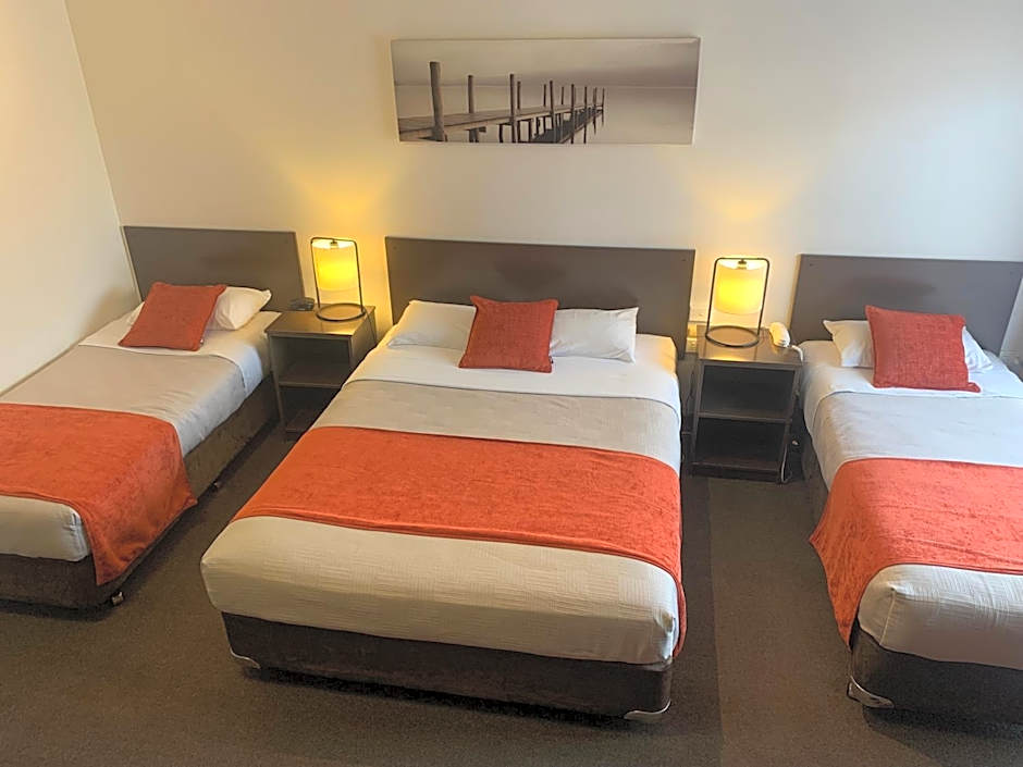 Ploughmans Motor Inn