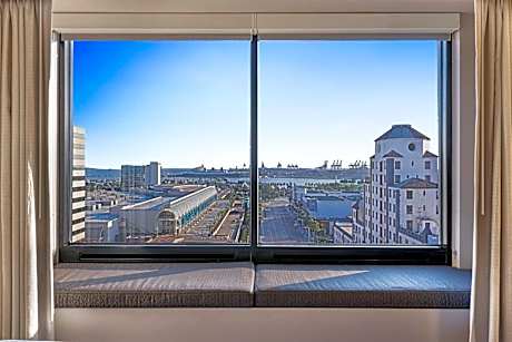 King Junior Corner Suite with Harbor View