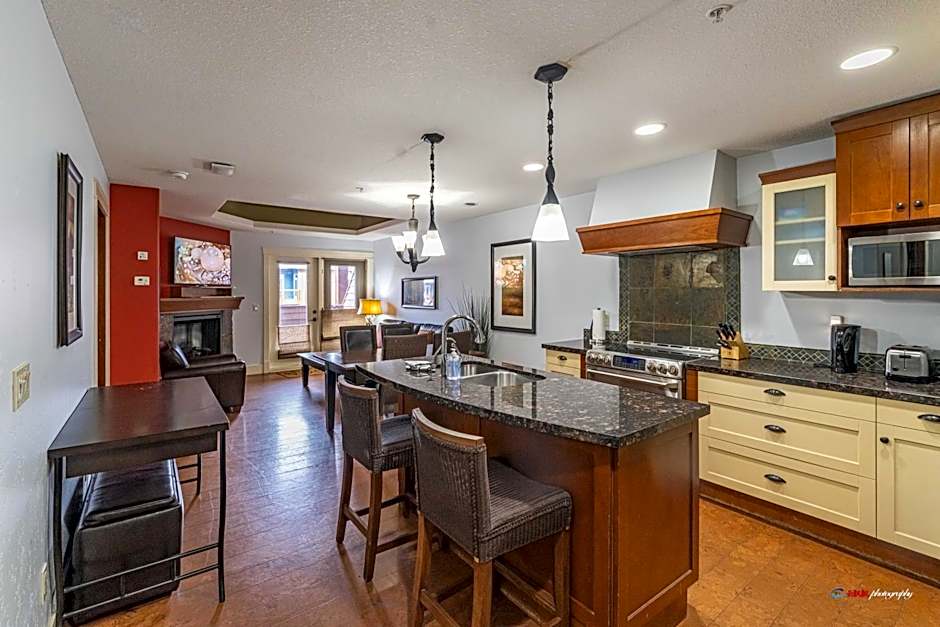 Solara Suite with Indoor Pool / Hot tub / Parking