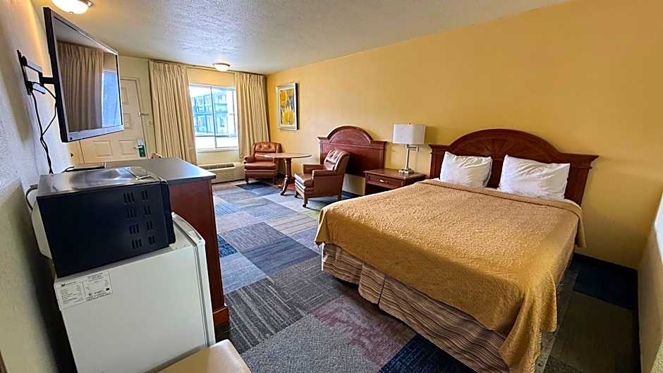 Photo 1 of 8 of 1 Queen Bed