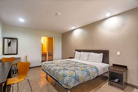 1 King Bed | Mobility Accessible RI Shower Nsmk