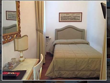 SINGLE ROOM