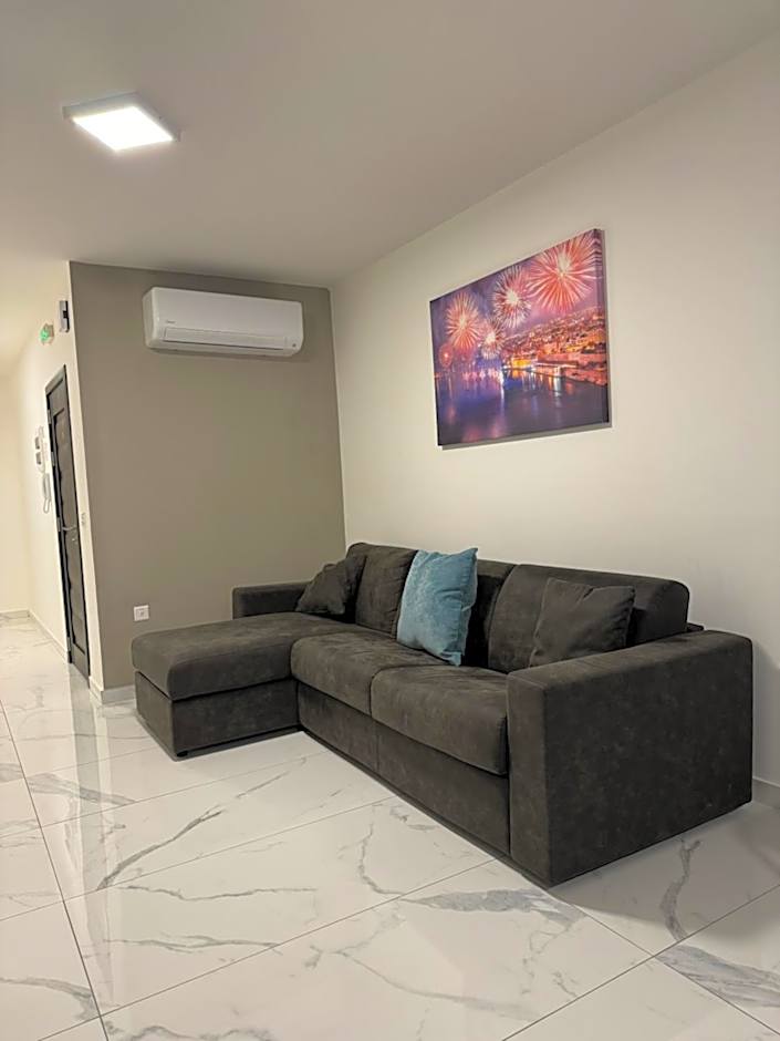 Spacious 2BR Apartment with Terrace - by HostMT