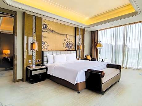 Exective Deluxe Suite Room【Capsule coffee machine+ smart toilet+65 inches Project to a high-definition TV+Audio equipment】