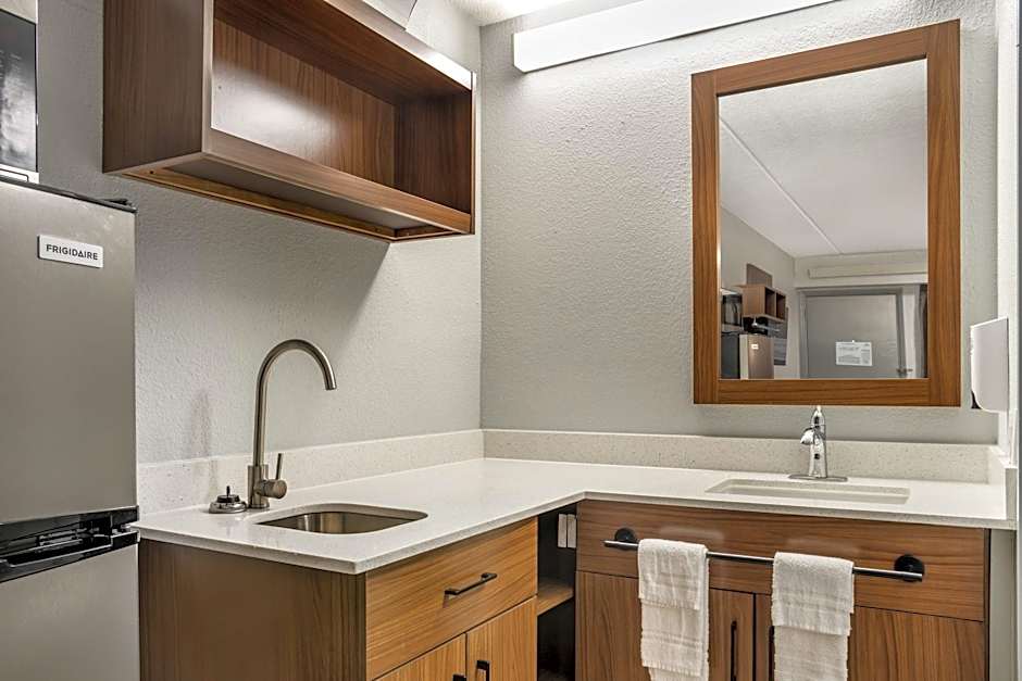 HomeTowne Studios by Red Roof Greenville