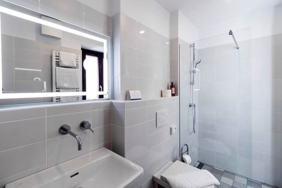 Second Life in Piran - Hotel Zala Piran with private parking and shuttle service