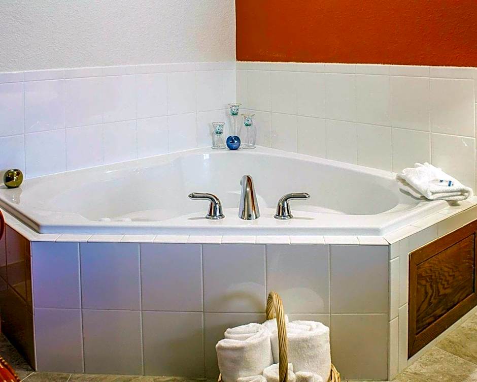 Rodeway Inn & Suites Near Okoboji Lake