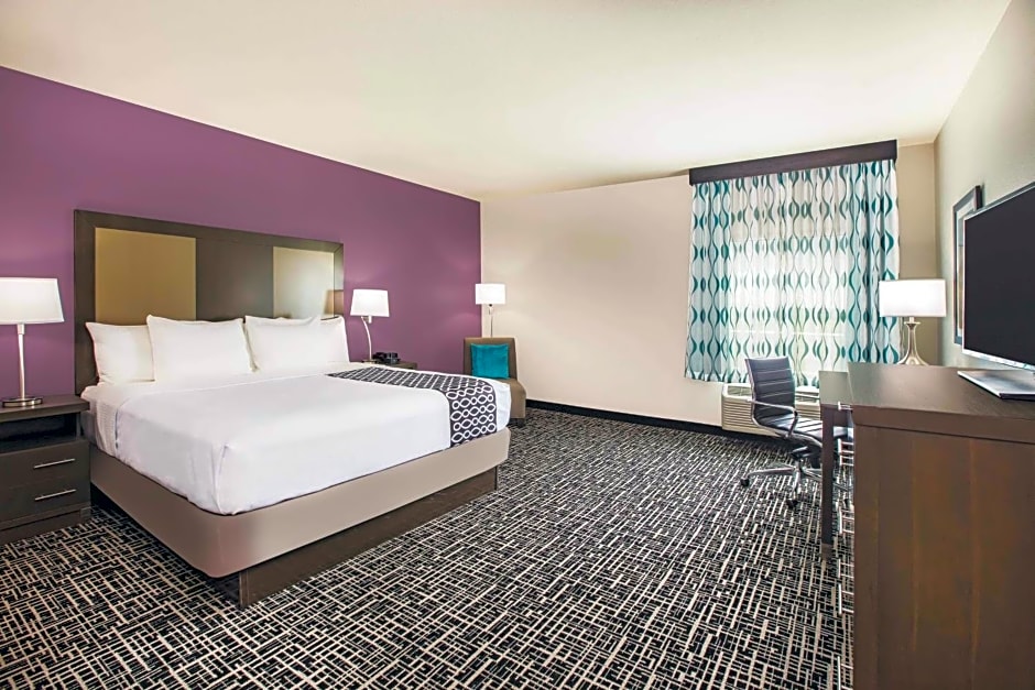 La Quinta Inn & Suites by Wyndham Dallas Plano - The Colony