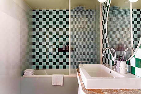 Suite, Corner (Hobo) (1 King Bed)