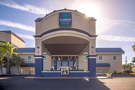 Clarion Inn & Suites Central Clearwater Beach