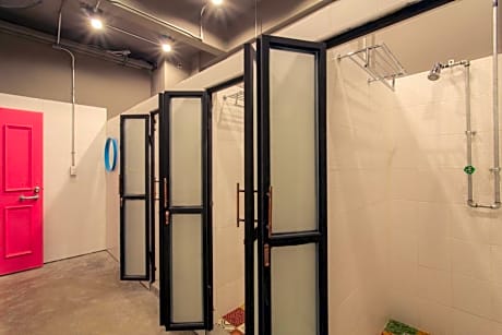 Deluxe Family Room with Shared Bathroom (6 Adults)