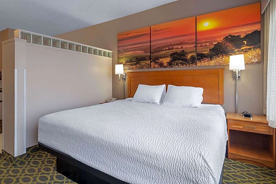 Days Inn & Suites by Wyndham Madison