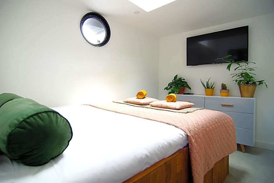 Magnificent houseboat with a stunning view!