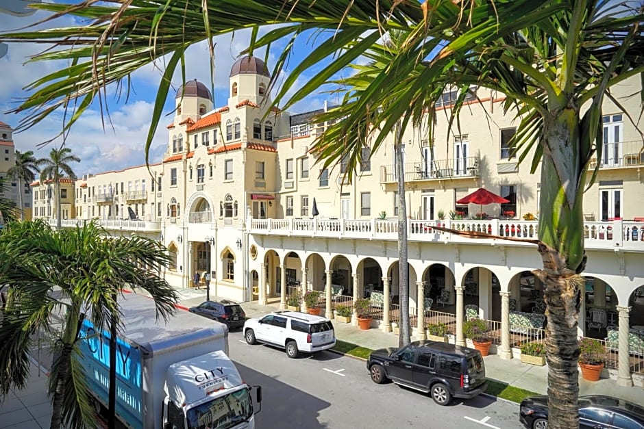 Palm Beach Historic Hotel with Juliette Balconies! 2 blocks from beach!