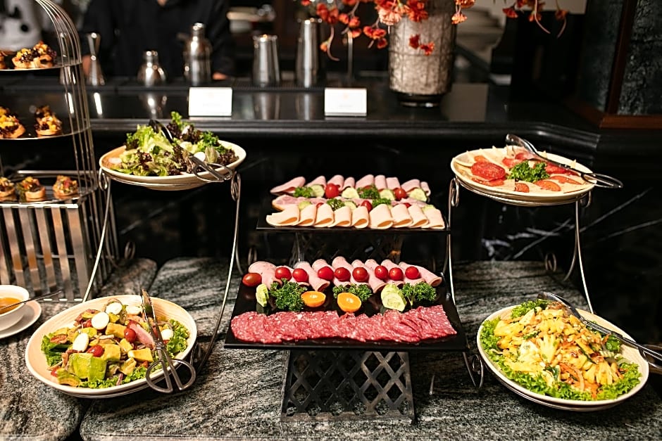 La Mejor Hotel & Sky Bar