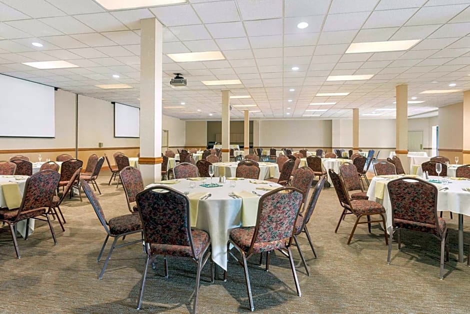 Country Inn & Suites by Radisson, Lincoln North Hotel and Conference Center, NE