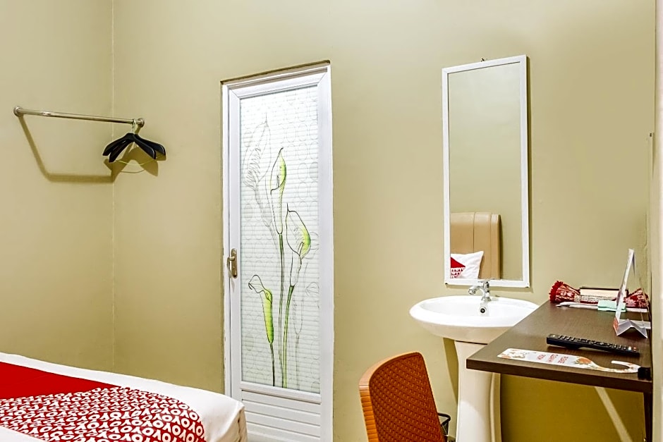 Vaccinated Staff - OYO 3046 Homestay Syariah Imah