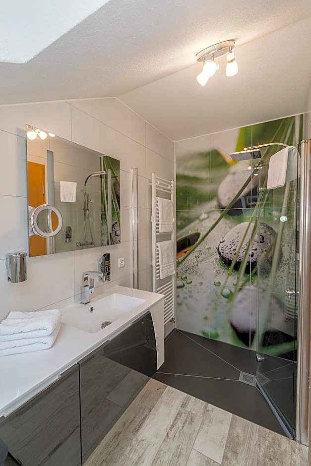 Zdjęcie 1 z 1 — Deluxe 1 Double Bed or 2 Beds, Lake View