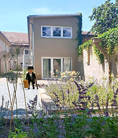 Travel Art Boardinghouse