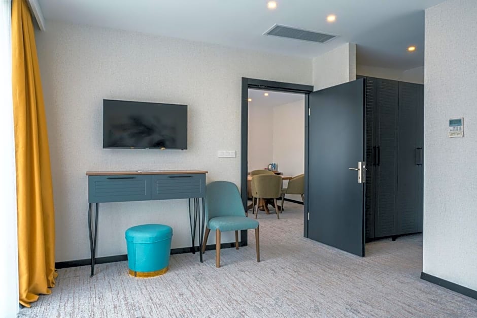 Leo Suites