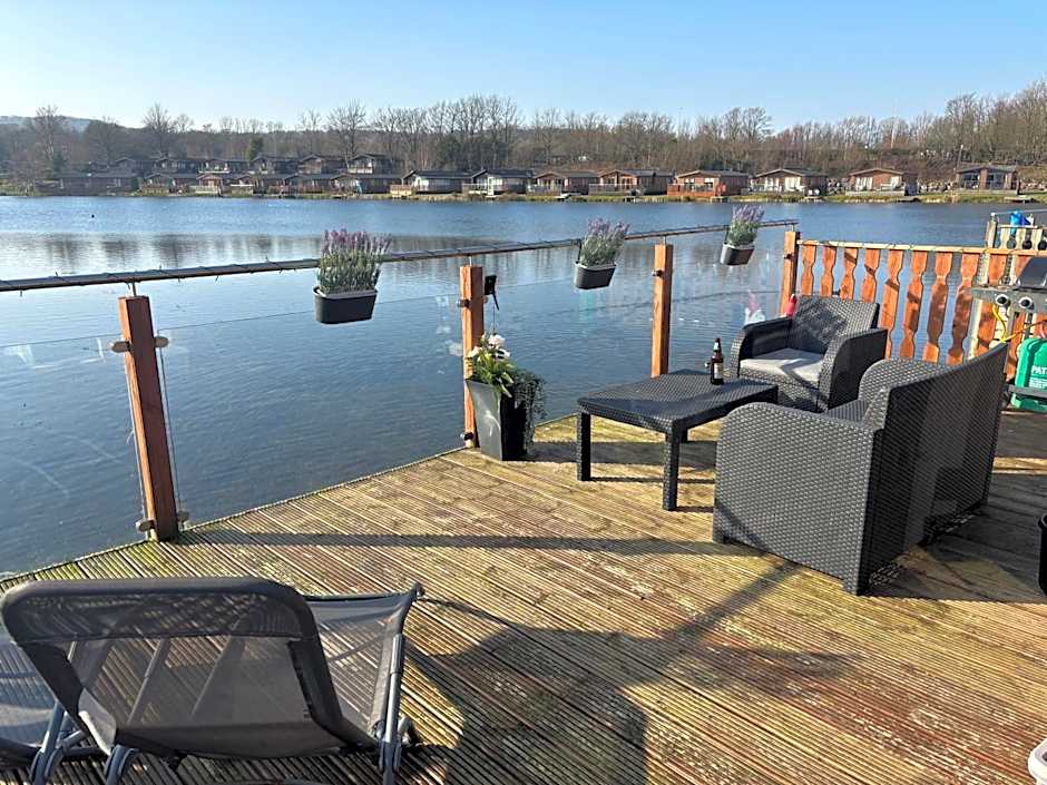 Gressingham 9 - South Lakes Leisure Village - lodge on the lake