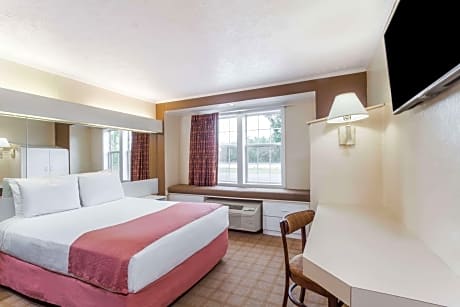 1 queen bed, mobility accessible room, non-smoking