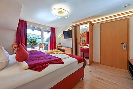 One-Bedroom Apartment with Lake View